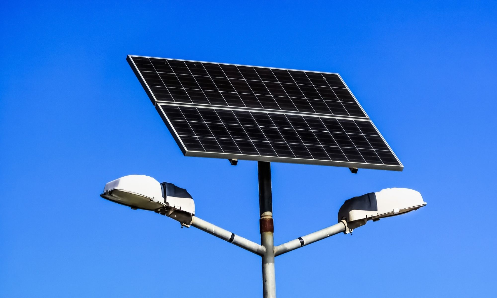 lampu jalan tenaga surya