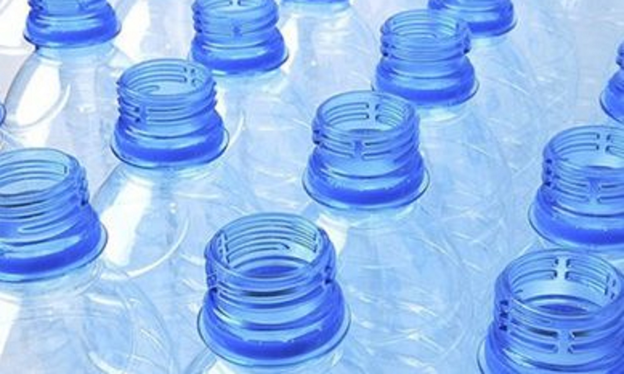 Средством можно пластиковые. Пластиковая бутылка. Пластмасса бутылки. Пластиковые баклажки. ПЭТ бутылки.