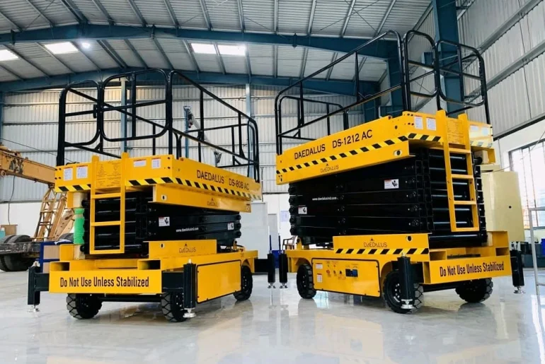 Justinjkiss, CC BY-SA 4.0 <https://creativecommons.org/licenses/by-sa/4.0>, via Wikimedia Commons Jenis scissor lift