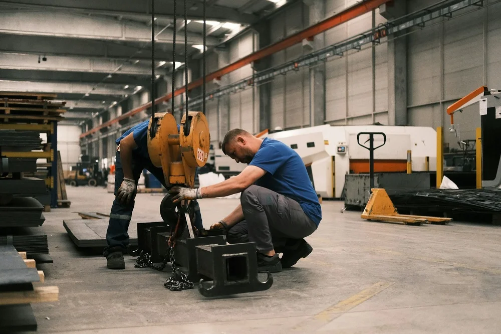 penggunaan hoist crane